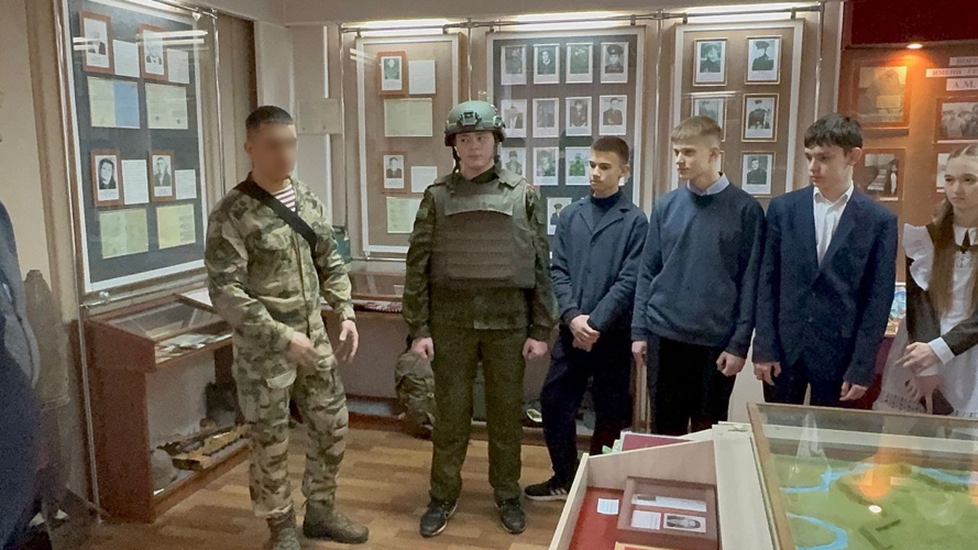 Военнослужащие Росгвардии провели Урок мужества в селе Кижеватово