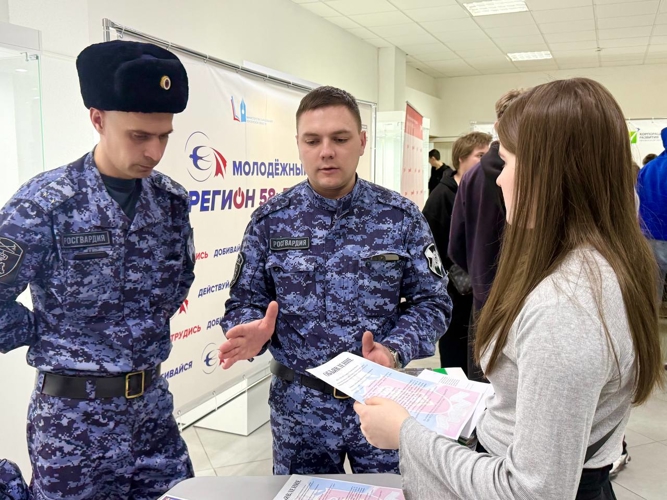 Росгвардейцы приняли участие в ярмарке вакансий в технопарке «Рамеев» (видео)