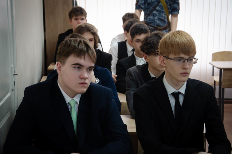 Курсант Росгвардии провел профориентационную встречу со старшеклассниками гимназии №13 Пензы