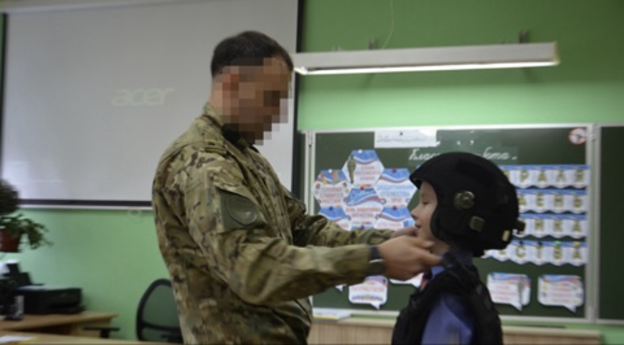Сотрудник Росгвардии провел Урок мужества для пензенских школьников