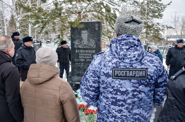 Сотрудники пензенского ОМОН Росгвардии почтили память боевого товарища, погибшего при выполнении служебного долга