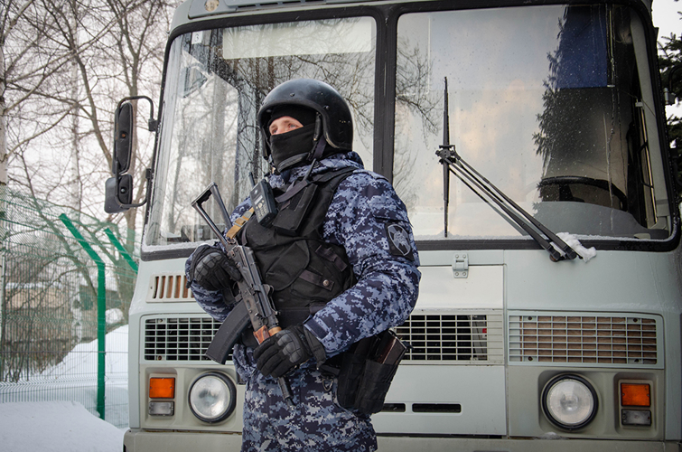 Росгвардейцы в Пензе отразили атаку условных диверсантов с применением FPV-дронов и снегоходов (видео)