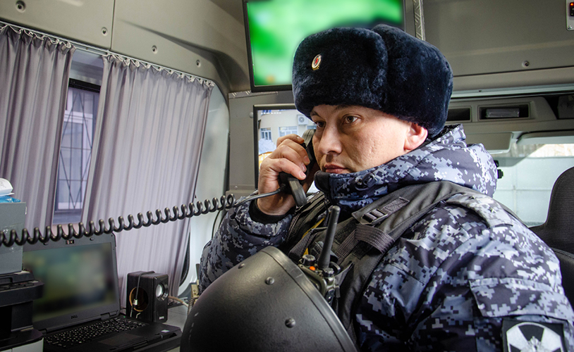 Росгвардейцы в Пензе отразили атаку условных диверсантов с применением FPV-дронов и снегоходов (видео)