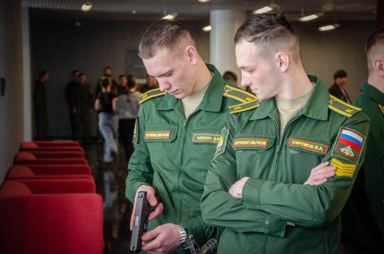 В ККЗ «Пенза» росгвардейцы представили выставку современного вооружения в преддверии Дня защитника Отечества (видео)