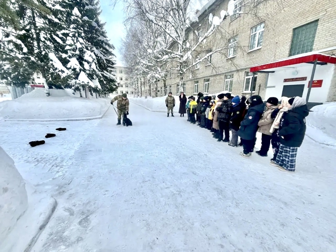 В Пензенской области росгвардейцы провели уроки мужества в честь годовщины вывода войск из Афганистана
