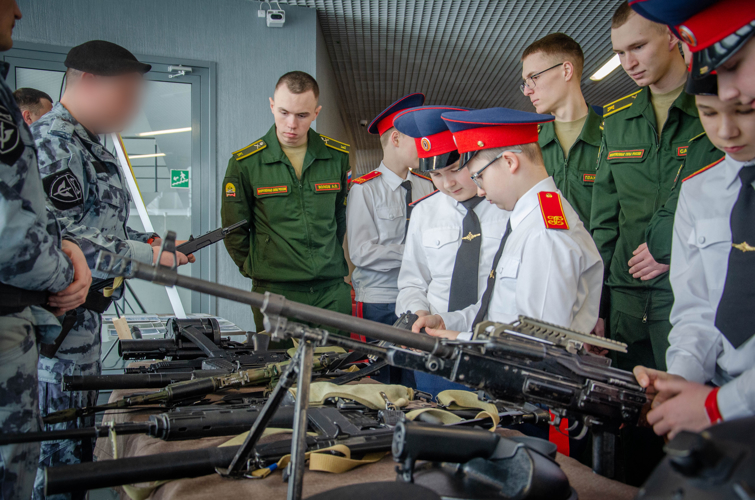 В ККЗ «Пенза» росгвардейцы представили выставку современного вооружения в преддверии Дня защитника Отечества (видео)