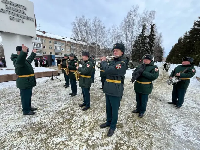 В Заречном почтили память защитников Отечества торжественным возложением к Обелиску Победы