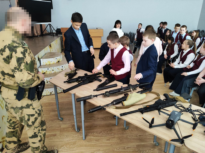 В Пензе росгвардейцы провели урок мужества для школьников
