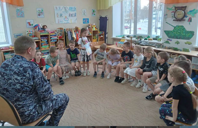 В Пензенской области росгвардейцы провели для воспитанников детского сада урок патриотического воспитания ко Дню защитника Отечества
