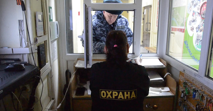 Сотрудники Росгвардии проводят проверки частных охранников в образовательных организациях Пензы (видео)