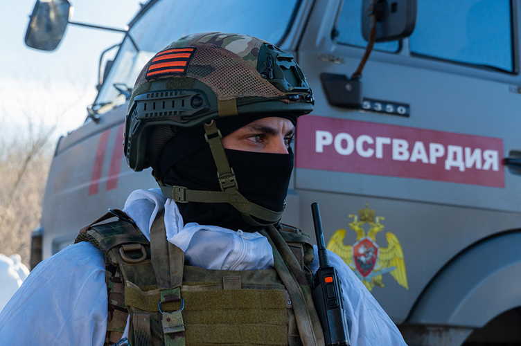 Росгвардейцы в Пензе отразили атаку условных диверсантов с применением FPV-дронов и снегоходов (видео)