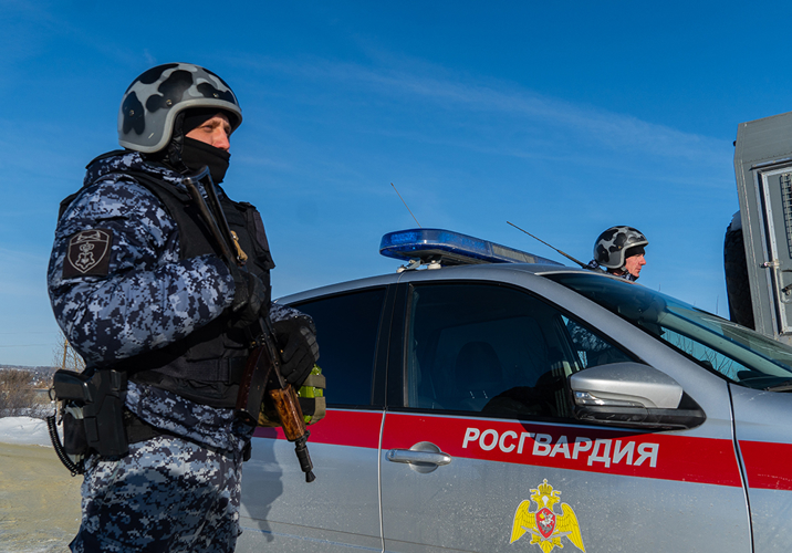 Росгвардейцы в Пензе отразили атаку условных диверсантов с применением FPV-дронов и снегоходов (видео)