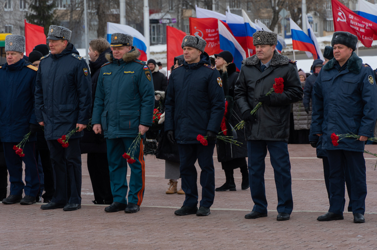 Руководство Росгвардии Пензенской области почтило память защитников Отечества у Вечного огня