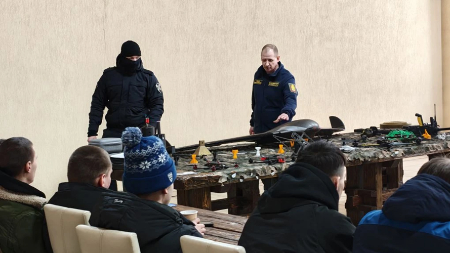 Бойцы пензенского ОМОН Росгвардии обучают студентов колледжей управлению беспилотниками