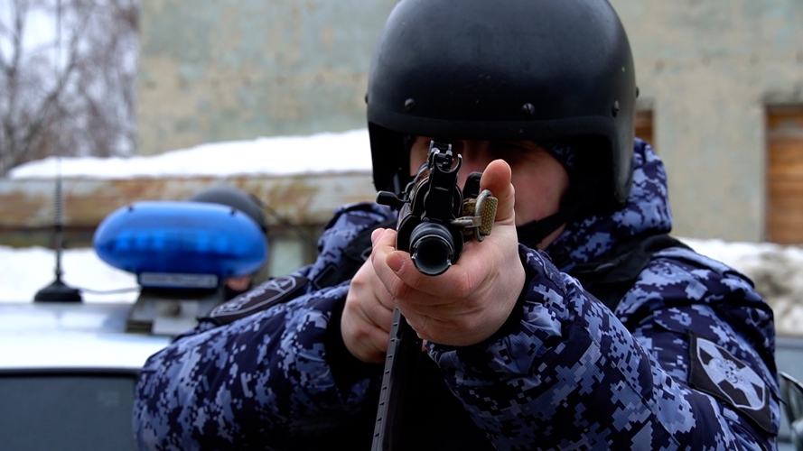 В Пензе сотрудники Росгвардии в считанные минуты «обезвредили» условных преступников на охраняемом объекте (видео)
