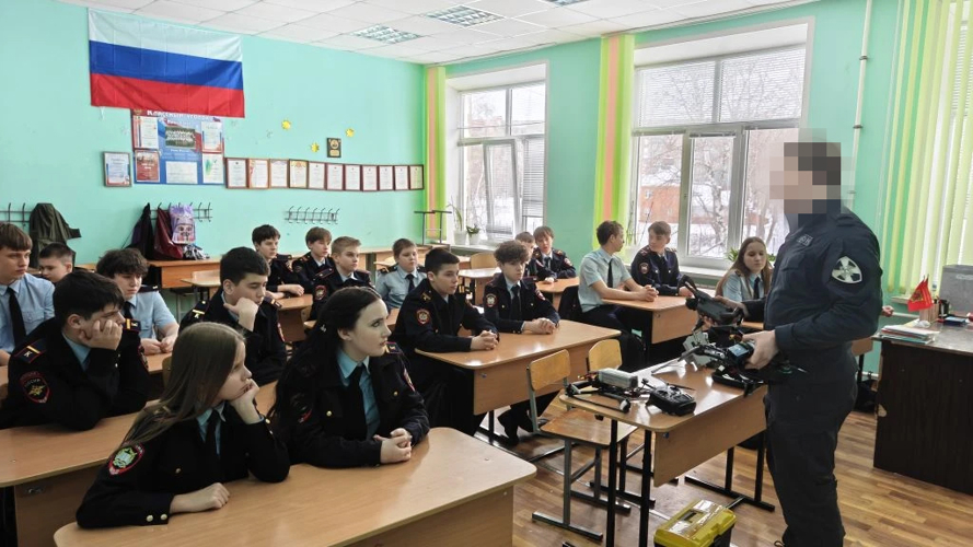 Бойцы спецназа Росгвардии продолжают знакомить пензенских школьников с беспилотной авиацией