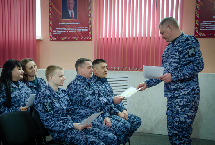 В Пензе сотрудники и военнослужащие Росгвардии оценили работы юных художников, посвященные Международному женскому дню