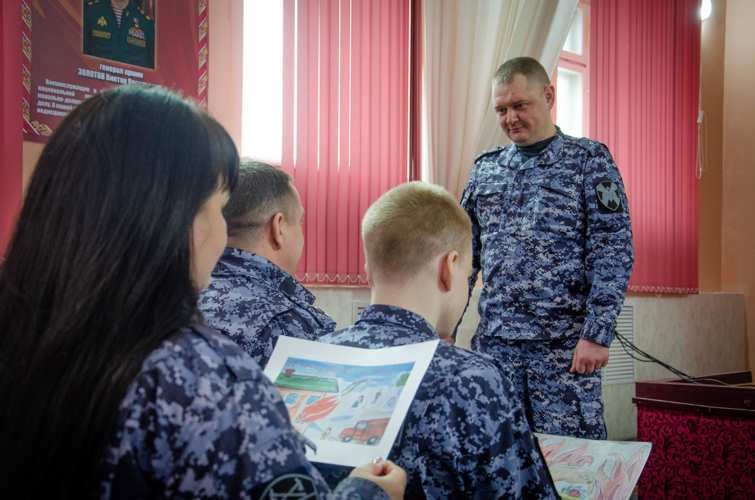 В Пензе сотрудники и военнослужащие Росгвардии оценили работы юных художников, посвященные Международному женскому дню