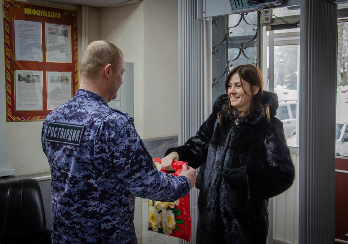 Девушки Росгвардии в Пензе начали рабочий день с цветов и поздравлений
