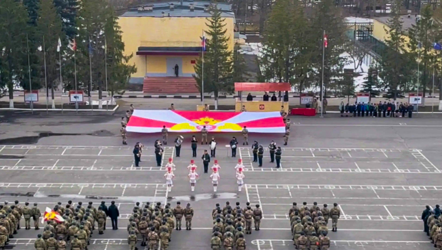 В Пензенской области военнослужащие Росгвардии развернули 30-метровое полотно флага в честь юбилея ведомства (видео)