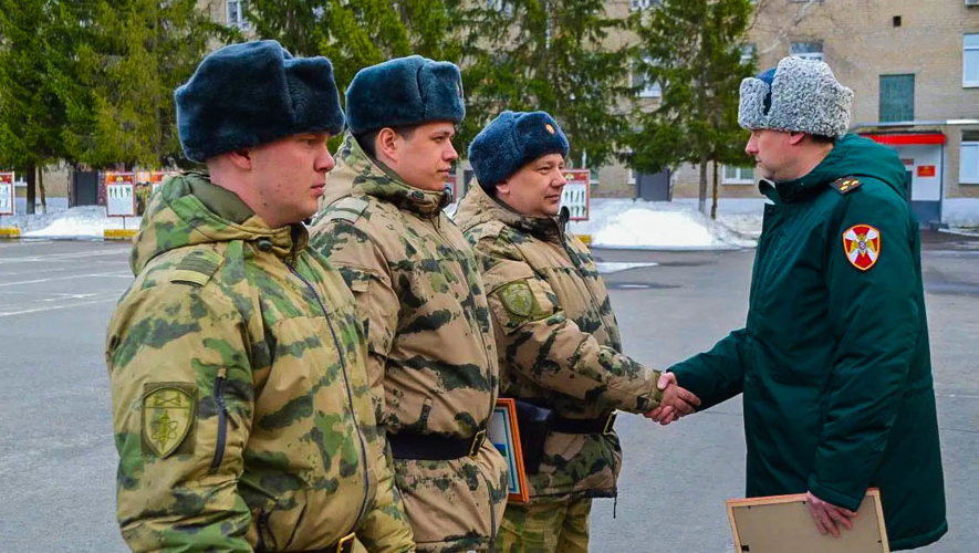 В Пензенской области военнослужащие Росгвардии развернули 30-метровое полотно флага в честь юбилея ведомства (видео)