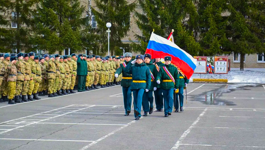В Пензенской области военнослужащие Росгвардии развернули 30-метровое полотно флага в честь юбилея ведомства (видео)