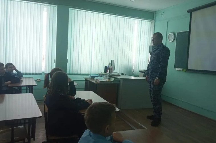 В Пензе росгвардейцы провели урок мужества для учеников начальной школы