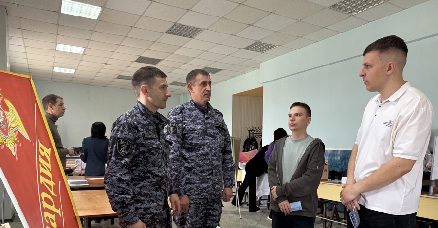 Росгвардейцы рассказали пензенским студентам о возможностях службы на ярмарке вакансий в ПГУ (видео)