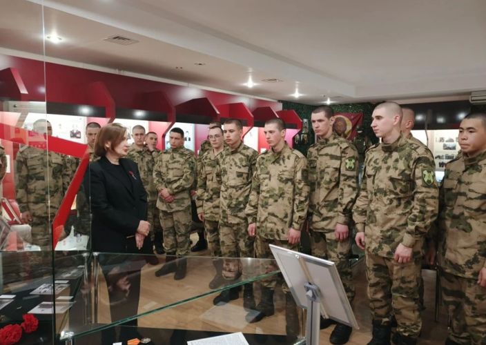 Военнослужащие Росгвардии посетили зал боевой славы в Заречном 