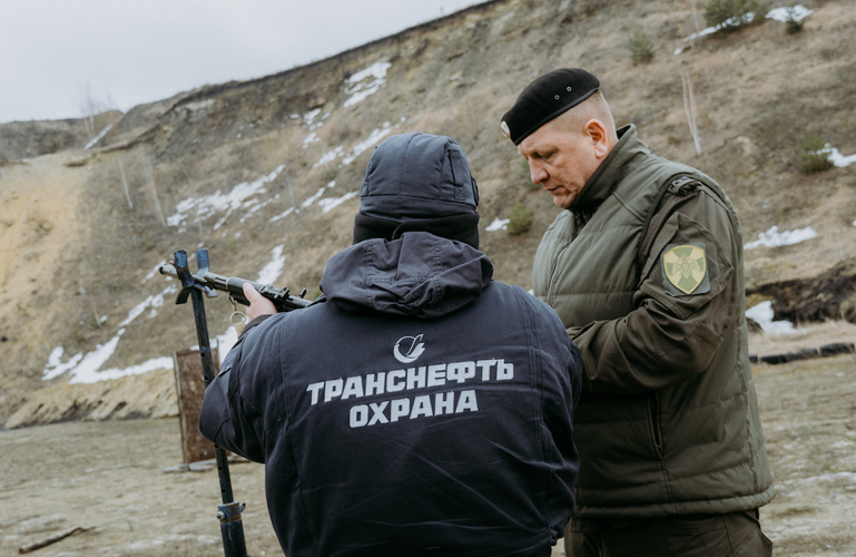 В Пензе спецназ Росгвардии обучил сотрудников охраны ТЭК эффективной стрельбе по дронам (видео)