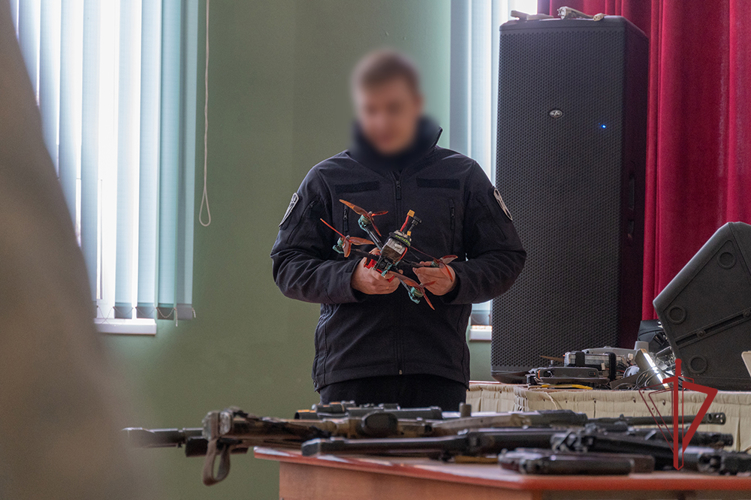 Пензенские росгвардейцы научили студентов управлять дронами на «Дне открытых дверей»