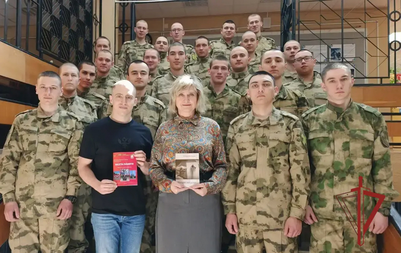В Заречном росгвардейцам представили книгу «Письмо от руки» в честь Дня Победы