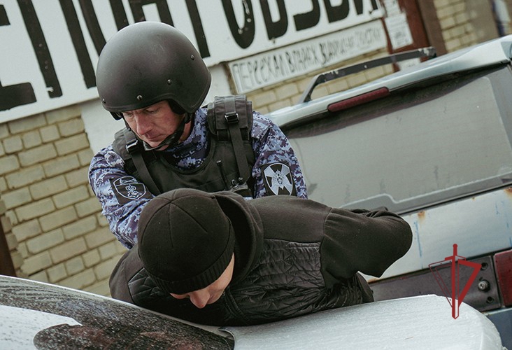 В Пензе бойцы Росгвардии пресекли ночные посиделки с алкоголем в подъезде жилого дома