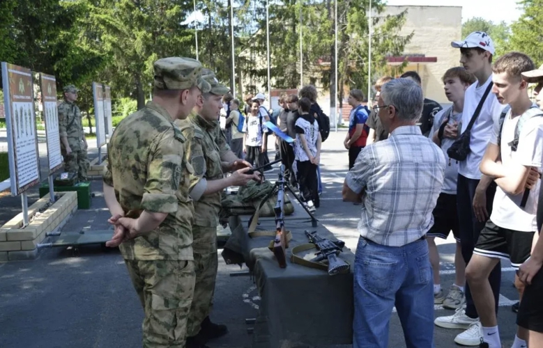 Росгвардейцы провели для зареченских старшеклассников урок начальной военной подготовки