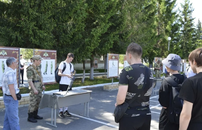 Росгвардейцы провели для зареченских старшеклассников урок начальной военной подготовки