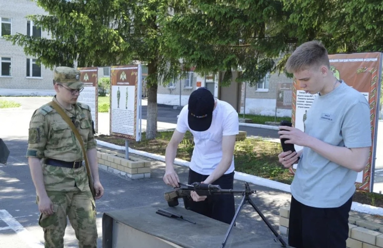 Росгвардейцы провели для зареченских старшеклассников урок начальной военной подготовки