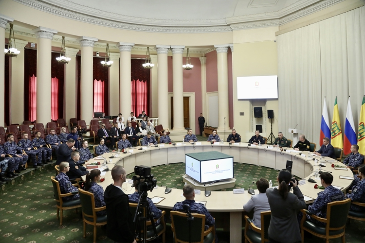 Губернатор Пензенской области и командующий Приволжским округом Росгвардии встретились с молодыми сотрудниками Росгвардии