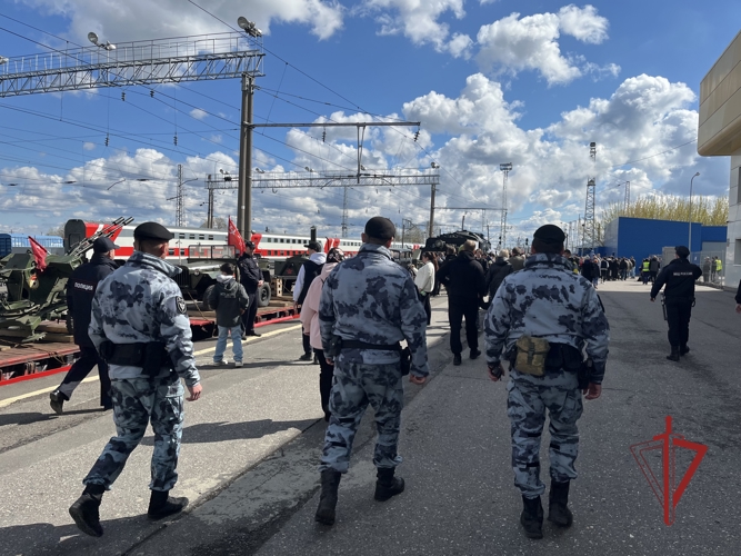 Росгвардейцы обеспечили безопасность пензенцев во время прибытия «Паровоза Победы» (видео)