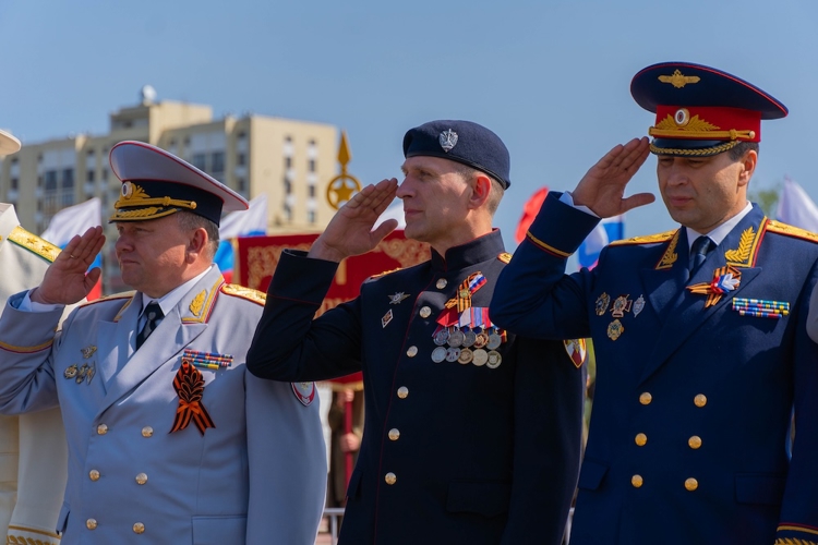 Росгвардейцы почтили память героев в День Победы в Пензе