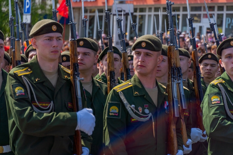 Росгвардейцы почтили память героев в День Победы в Пензе