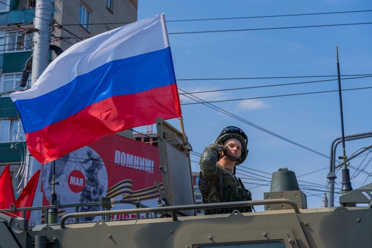 Росгвардейцы почтили память героев в День Победы в Пензе