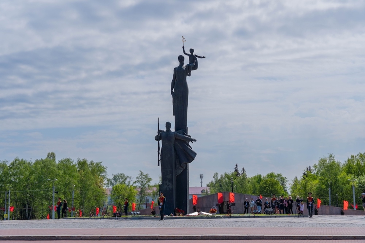 Росгвардейцы почтили память героев в День Победы в Пензе