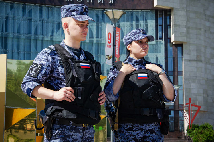 В День России бойцы Росгвардии заступили на службу с патчами российского триколора