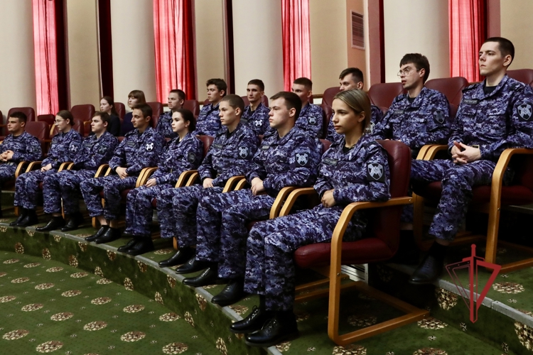 В правительстве Пензенской области чествовали молодых сотрудников Росгвардии. Подробнее в видео материале телеканала «Экспресс».