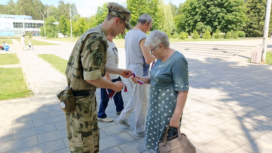 В Заречном военнослужащие Росгвардии присоединились к всероссийской акции «Российский триколор»