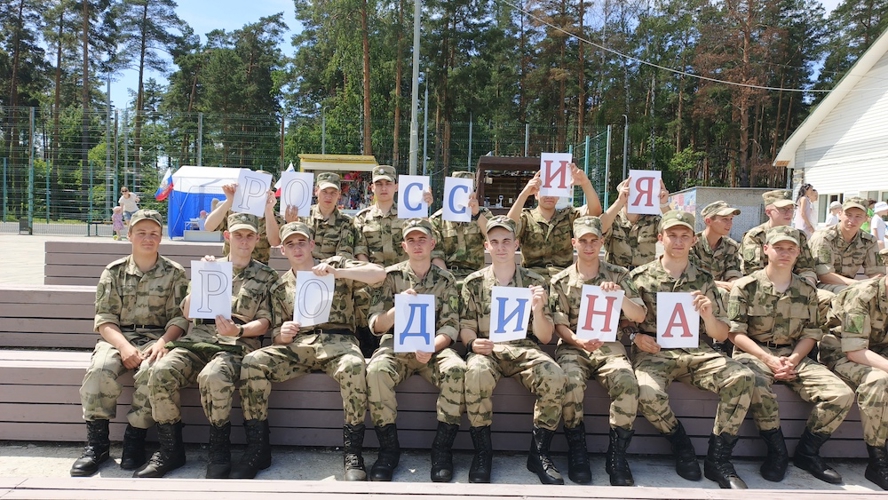 В Заречном военнослужащие Росгвардии присоединились к всероссийской акции «Российский триколор»