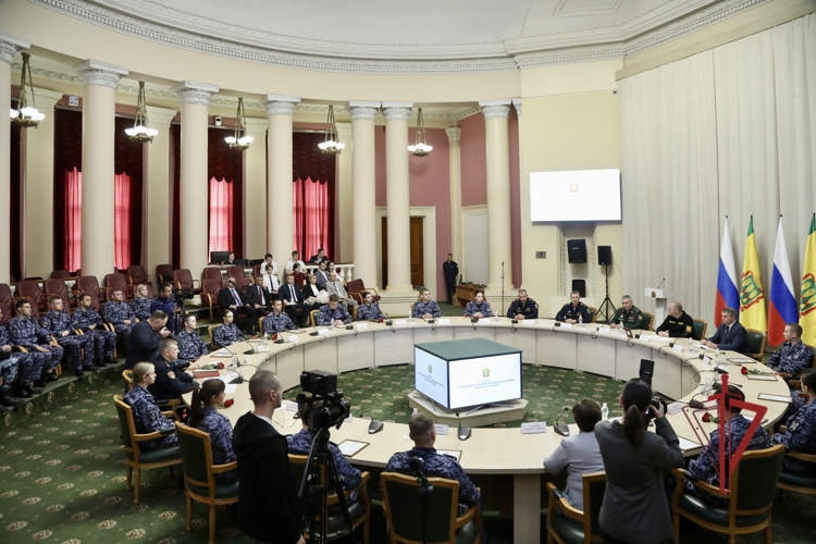 Губернатор Пензенской области и командующий Приволжским округом Росгвардии встретились с молодыми сотрудниками Росгвардии