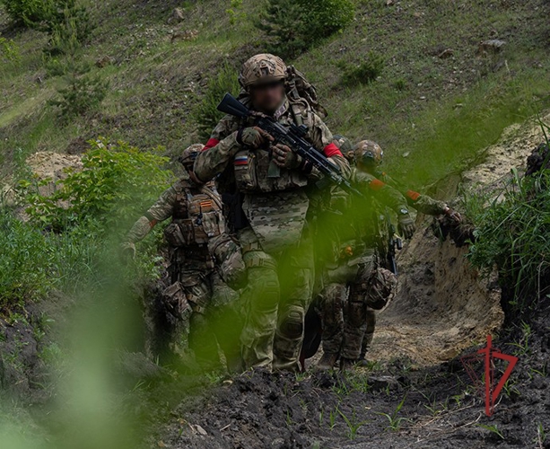 В Пензе спецназ Росгвардии эвакуировал «раненого» товарища под прикрытием FPV-дронов
