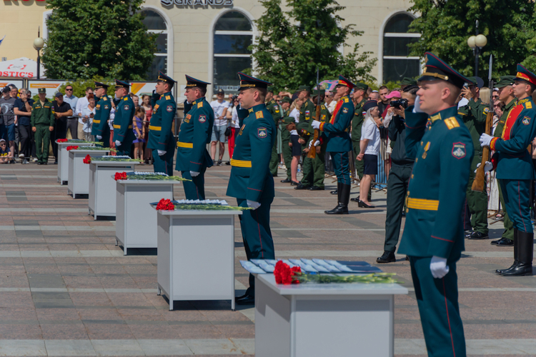 Начальник Управления Росгвардии по Пензенской области принял участие в торжествах в честь Дня России и выпуска офицеров Военной академии МТО