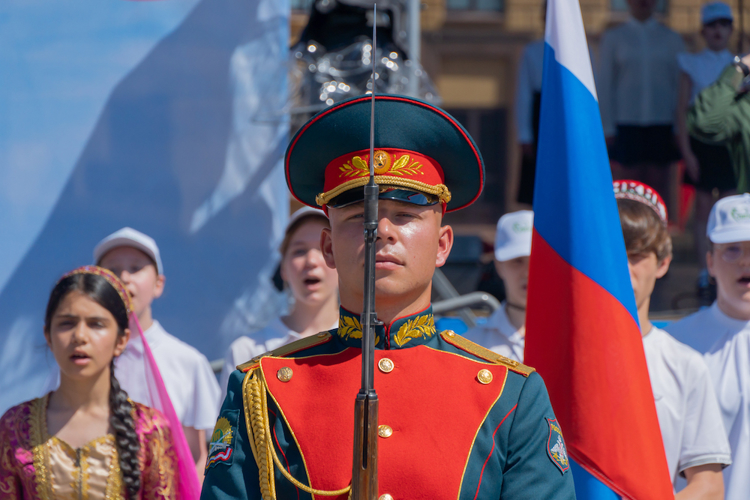 Начальник Управления Росгвардии по Пензенской области принял участие в торжествах в честь Дня России и выпуска офицеров Военной академии МТО